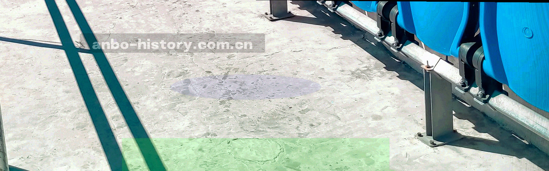 数据洞察头图，抽象赛场数据流与图表融合